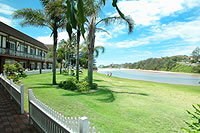 Clan Lakeside Lodge - Accommodation Brisbane 3
