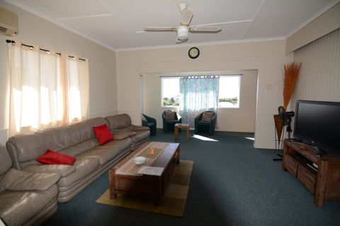AMELIA STREET GLADSTONE 5 BEDROOMS - Accommodation Brisbane 0