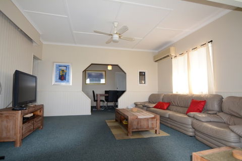AMELIA STREET GLADSTONE 5 BEDROOMS - Accommodation Brisbane 1