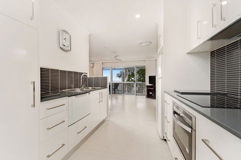 Marlin Waters Beachfront Apartments - Accommodation Brisbane 3