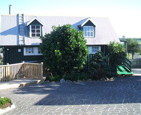 Touchwood Cottages & Craft Gallery & Cafe - Accommodation Brisbane 1