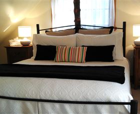 Touchwood Cottages & Craft Gallery & Cafe - Accommodation Brisbane 4