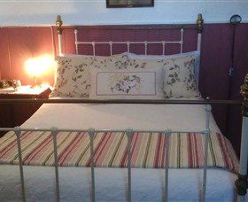 Touchwood Cottages & Craft Gallery & Cafe - Accommodation Brisbane 3
