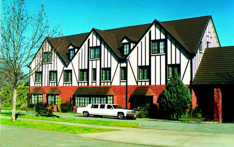 Albury Manor House - Accommodation Brisbane 0