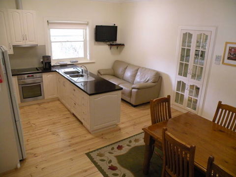 MacDonnell House (Naracoorte Cottages) - Accommodation Brisbane 2