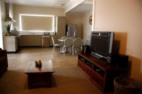 Saltbush Motor Inn - Accommodation Brisbane 2