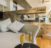 The Feathered Nest - Luxury Wildlife Retreat - Accommodation Brisbane