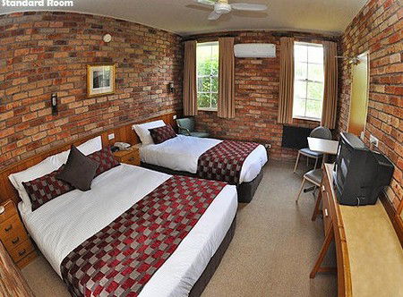 Log Cabin - Accommodation Brisbane 0