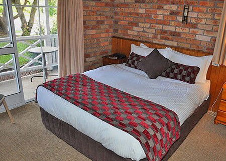 Log Cabin - Accommodation Brisbane 1