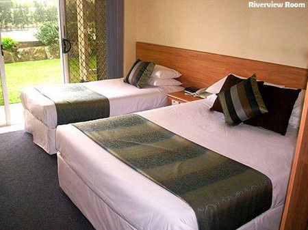 Log Cabin - Accommodation Brisbane 2