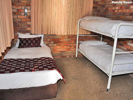 Log Cabin - Accommodation Brisbane 3