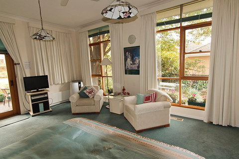 Practically Lakeside B And B - Accommodation Brisbane 2