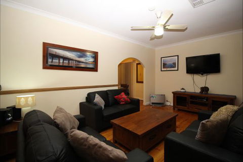 Christies Cottage For Holidays And Relocations. - Accommodation Brisbane 2