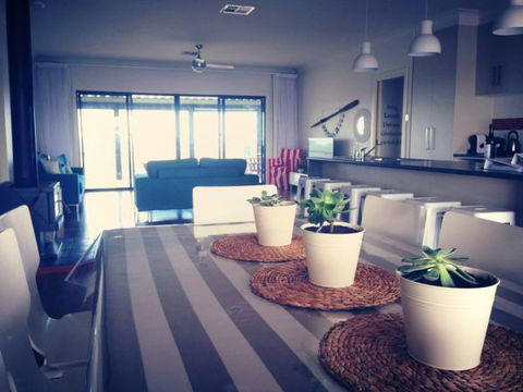 Vintage Oar Holiday House - Accommodation Brisbane 1