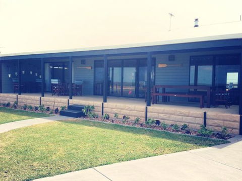 Vintage Oar Holiday House - Accommodation Brisbane 3