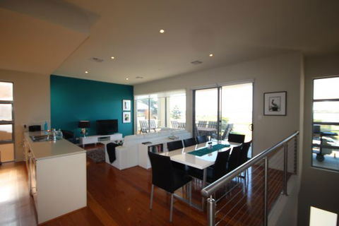 LJ Hooker Goolwa Holiday Rentals - 42 Underwood Avenue, Goolwa Beach - Accommodation Brisbane 2