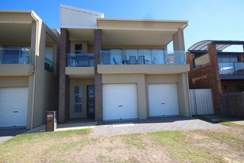 LJ Hooker Goolwa Holiday Rentals - 42 Underwood Avenue, Goolwa Beach - Accommodation Brisbane 3