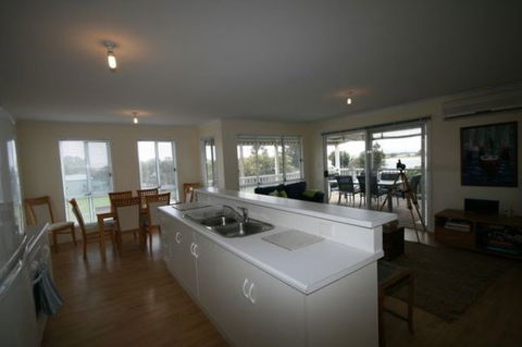 LJ Hooker Goolwa Holiday Rentals - 42 Underwood Avenue, Goolwa Beach - Accommodation Brisbane 5