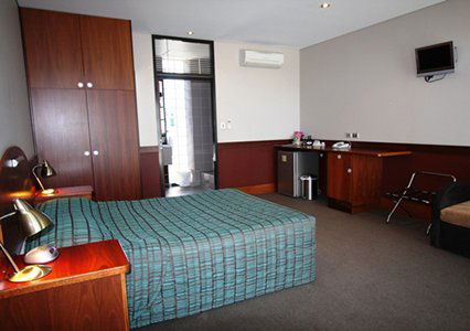 Highlander Hotel Bar Kitchen Rooftop - Accommodation Brisbane 2