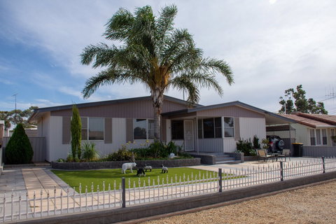 Chrissie's Palace - Accommodation Brisbane 0