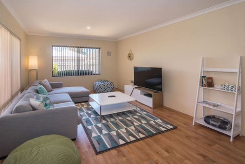 AcrosstheWay - Accommodation Brisbane 2