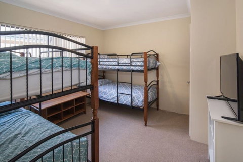 AcrosstheWay - Accommodation Brisbane 6