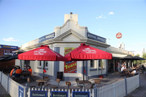 Royal Bridge Hotel, Barham - Accommodation Brisbane 0