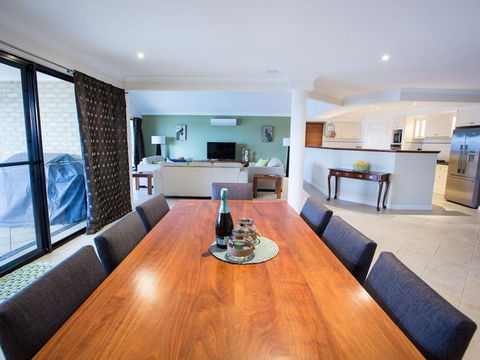 Canal Elegance In Yunderup - Accommodation Brisbane 1
