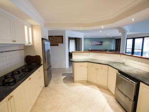 Canal Elegance In Yunderup - Accommodation Brisbane 2