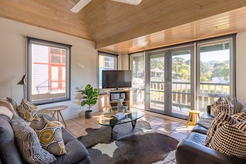 Dlux + Escape @ Lorne - Accommodation Brisbane 0