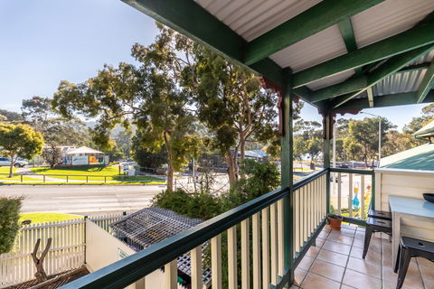 Dlux + Escape @ Lorne - Accommodation Brisbane 2