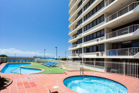 Breakers North - Absolute Beach Front Holiday Apartments - Accommodation Brisbane 2