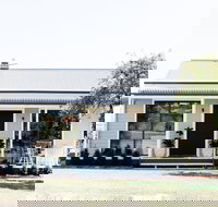 Chic Country Cottage with Vineyard Views - Accommodation Brisbane