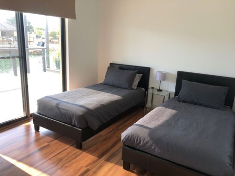 Port Bouvard Retreat - Large Family Friendly Canal Home With Private Jetty - Accommodation Brisbane 2