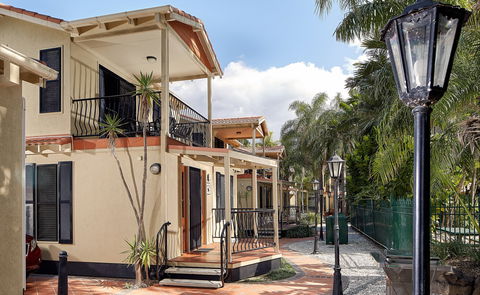Ashmore Palms Holiday Village - Accommodation Brisbane 1