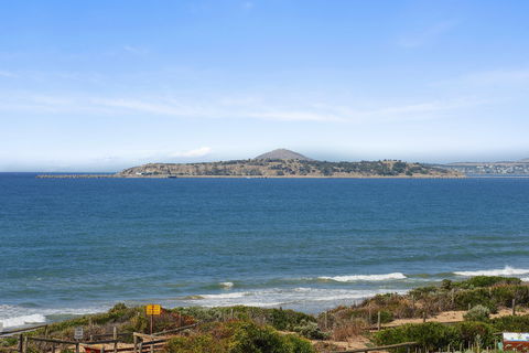 Chiton On The Rocks - Breathtaking Panoramic Coastal Views - Accommodation Brisbane 1