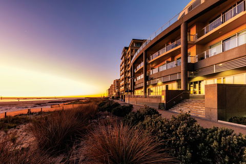 Oaks Glenelg Plaza Pier Suites - Accommodation Brisbane 0
