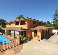 Airlie Court Holiday Apartments - Accommodation Brisbane