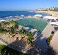 Kings Beach - Beachfront Salt Water Pool - Accommodation Brisbane