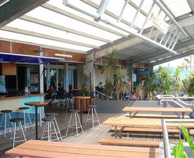 Beachfront Hotel - Accommodation Brisbane 1