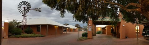 Mud Hut Motel - Accommodation Brisbane 3