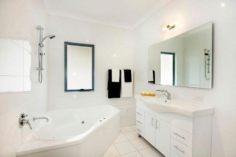 The Beach Townhouse - Accommodation Brisbane 2