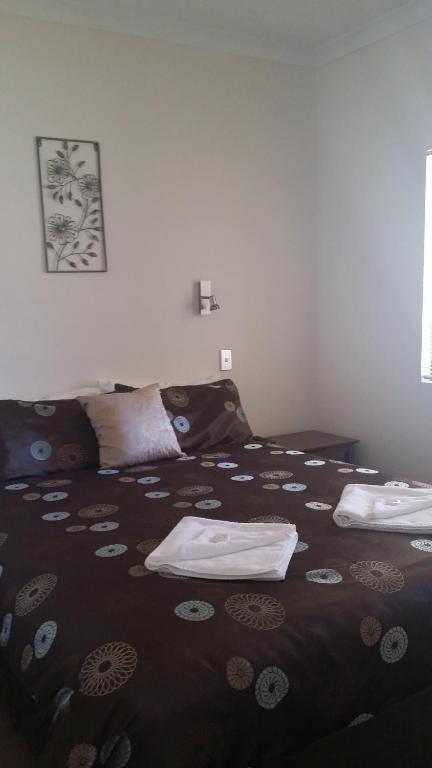 Lilacs Waterfront Villas & Cottages - Accommodation Brisbane 3