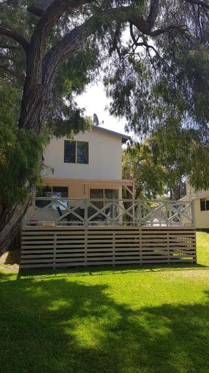 Lilacs Waterfront Villas & Cottages - Accommodation Brisbane 6