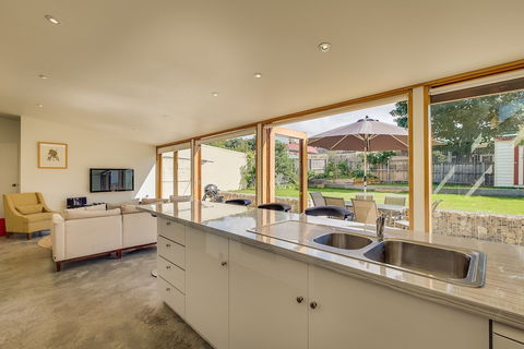 Brampton Cottage - Accommodation Brisbane 2