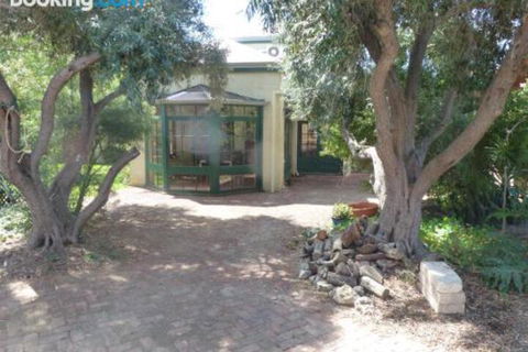 The Russell House - Accommodation Brisbane 5