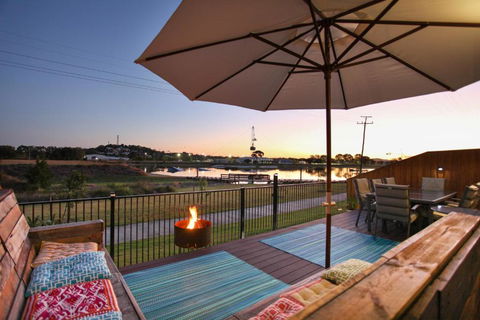 Lakeside Deck House - Accommodation Brisbane 1
