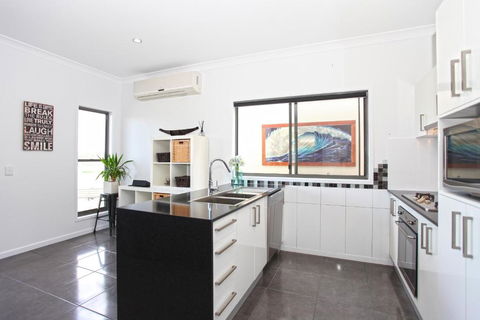 Lakeside Deck House - Accommodation Brisbane 4