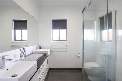 Lakeside Deck House - Accommodation Brisbane 6