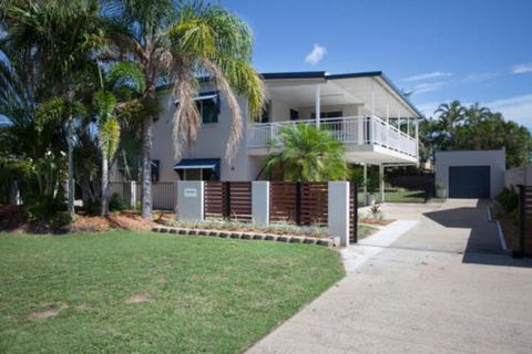 City Beach Holiday House - Accommodation Brisbane 0
